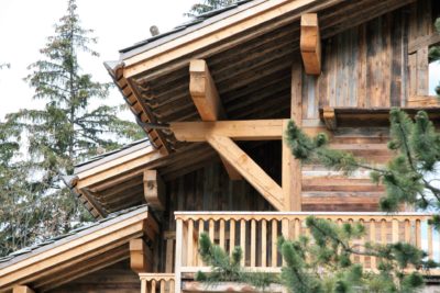 Chalet-Le-grand-cerf-montagne-Meribel-JMV-Resort-façade en bois-balcon