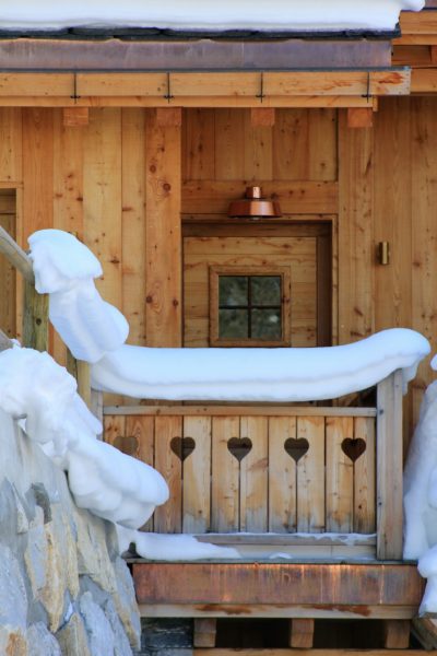 Chalet-L'eglantier-montagne-Meribel-JMV-Resort-porte en bois-extérieur-entrée