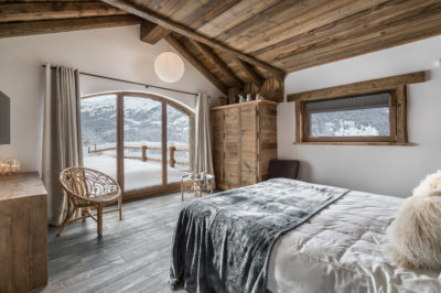 Chalet-Queen-Mijane-montagne-Meribel-JMV-Resort-lit-chambre-extérieur-bois