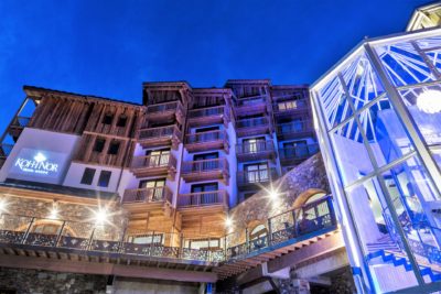 Hôtel-Koh-I-Nor-montagne-Val-Thorens-JMV-Resort-extérieur-cinq étoiles-bois-nuit