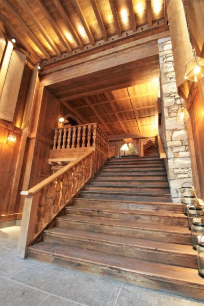 Hôtel-Le-Blizzard-JMV-Resort-escalier-bois