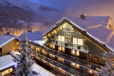 Hôtel-Le-Grand-Coeur-montagne-Meribel-JMV-Resort-devanture-bois-nuit-neige
