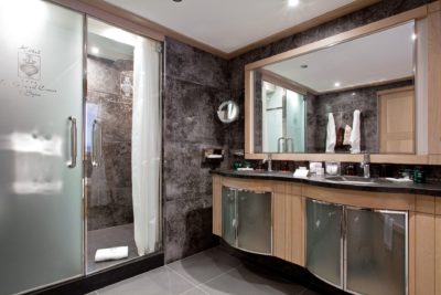 Hôtel-Le-Grand-Coeur-JMV-Resort- salle de bain - miroir