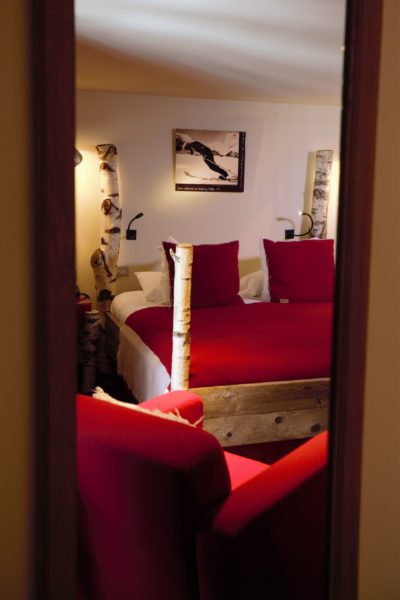 Hôtel-Les-5-Freres-JMV-Resort-architectes-chambre-lit-rouge