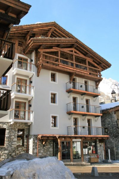 Hôtel-Les-5-Freres-montagne-JMV-Resort-devanture-balcon