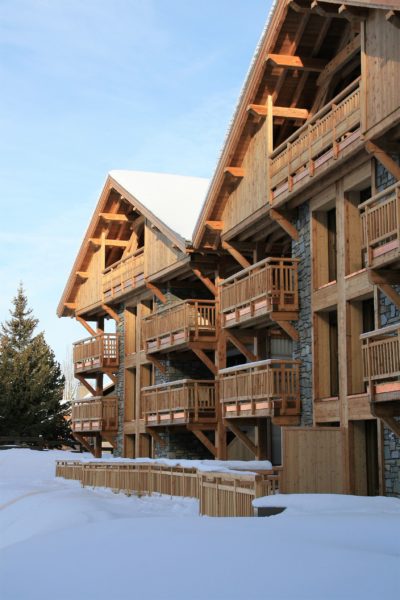 ésidence-Goleon-Val-Ecrin-Les-2-Alpes-JMV-Resort-architectes devanture bois neige 2