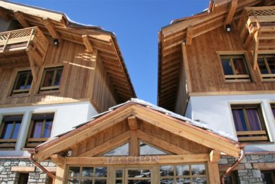 ésidence-Goleon-Val-Ecrin-Les-2-Alpes-JMV-Resort-architectes devanture bois extérieur