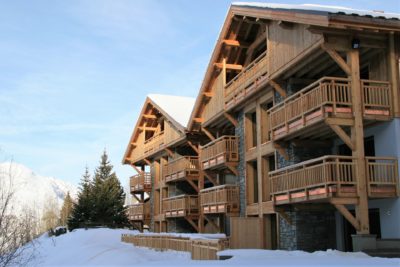 ésidence-Goleon-Val-Ecrin-Les-2-Alpes-JMV-Resort-architectes devanture bois neige