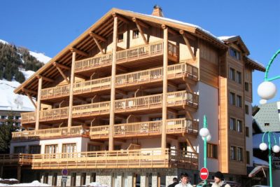 Résidence-Le-Cortina-montagne-Les-2-Alpes-JMV-Resort-architectes extérieur façade bois